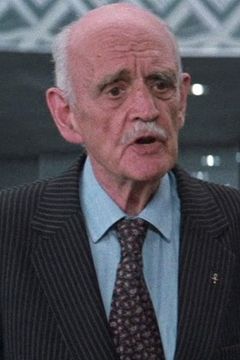 Robert Henderson interpreta Elderly Man