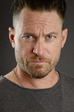 Adam T Perkins interpreta Desperate Dad