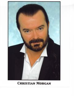 Christian Morgan interpreta Wounded Guard (uncredited)
