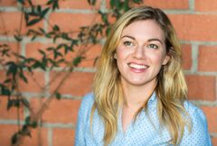 Emily Towers interpreta Additional Voices (voice)