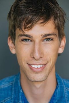 Erik Gersovitz interpreta Young Adrian