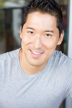Calvin Ahn interpreta Motel Room Agent