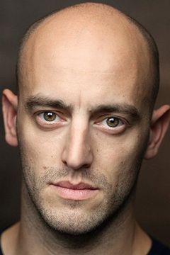 Ian Attard interpreta Weaver