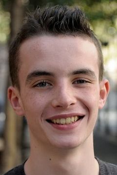 Alexander Nathan Etel interpreta Damian