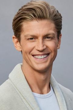 Andrew Francis interpreta Corey