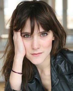 Camille de Sablet interpreta Une invitée à la fête d'anniversaire