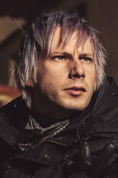 Jason Kraynek interpreta Field Photographer