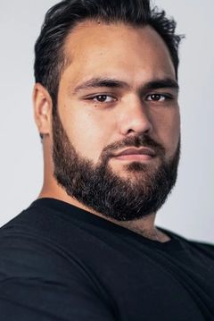 Karlton Laing interpreta Security Guard