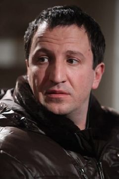 Denis Sinyavskiy interpreta Volodia