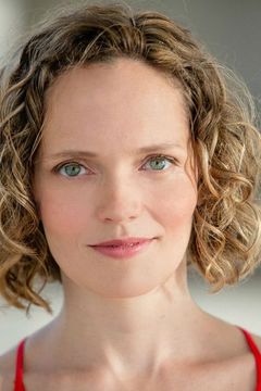 Leah Curney interpreta Admittance Nurse