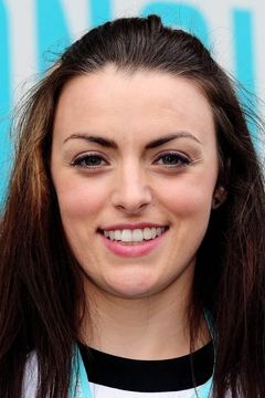 Eve Macklin interpreta Ella