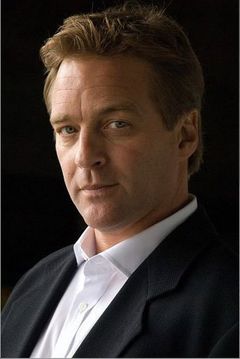 Roark Critchlow interpreta Tennis Pro (uncredited)