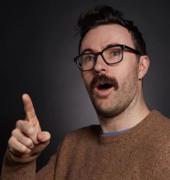 Nate Dern interpreta Funny Screenwriter