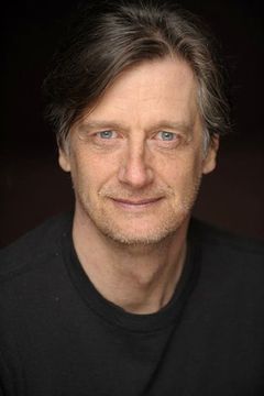 Ken Cheeseman interpreta Wayne Fenton