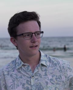 Bryson Sams interpreta Bobby