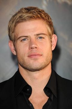 Trevor Donovan interpreta Noah Weaver