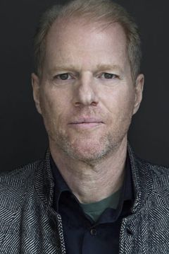 Noah Emmerich interpreta Al Hart