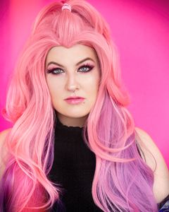 Kira Buckland interpreta Alix Kubdel