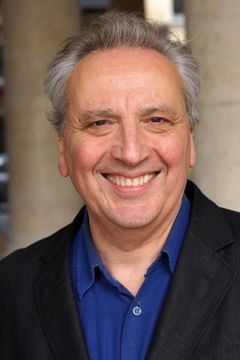 Michel Feder interpreta Adrien