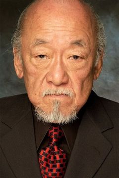 Pat Morita interpreta Rear Admiral Ryunosuke Kusaka
