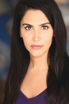 Amanda Azarian interpreta Neighbor
