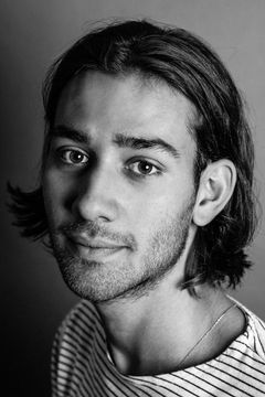 Maxim Baldry interpreta Stepan
