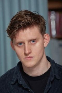 Lorn Macdonald interpreta Albion Finch