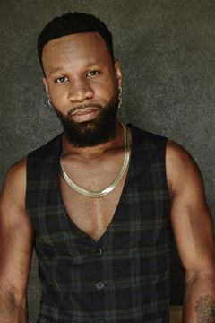 Johnny Ray Gill interpreta Trey