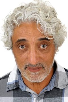 Chaim Girafi interpreta Dry Cleaner