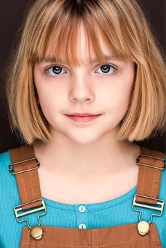 Arabella Olivia Clark interpreta Young Nina