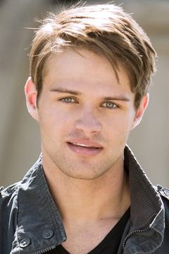 Danny Shepherd interpreta Waiter