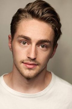 Ross Tomlinson interpreta Young Man