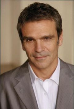Dean Tarrolly interpreta Newscaster