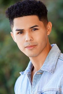 Jeremy Becerra interpreta Riley