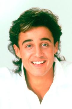 Andrew Ridgeley interpreta Man in Audience at Homeless Shelter Benefit (uncredited)