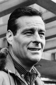 Robert Webber interpreta Sam Accardo