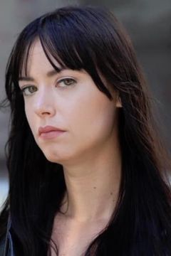 Carly James interpreta Receptionist
