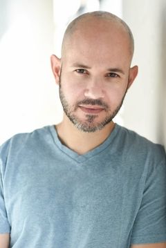 Carlos E. Campos interpreta Latino Husband