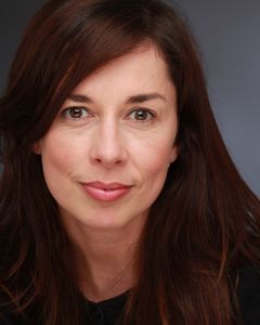 Pauline Hutton interpreta Miss Rainey
