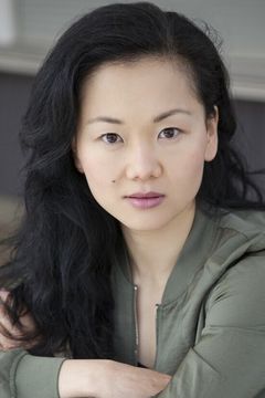 Yvonne Yung Hee interpreta Sue