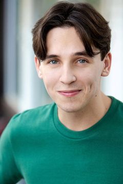 Ryan Siegel interpreta Male Soldier