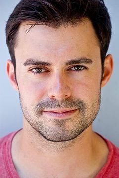 John Lavelle interpreta Suit #1 (Brad)