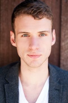 Nicholas Denton interpreta Ray Elliott