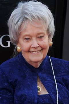 Lorraine Warren interpreta Woman in Audience (uncredited)