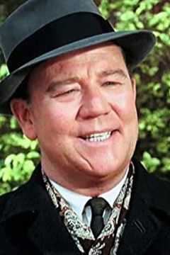 Harry Hickox interpreta Detective Captain Percy Watson