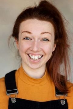 Alexandra Lewis interpreta Young Girl