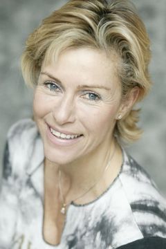 Belinda Mayne interpreta Stagg's Secretary