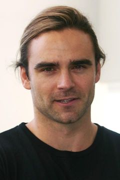 Dustin Clare interpreta Riley Ward
