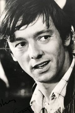 Peter McEnery interpreta Mark Camford