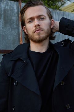 Greg Austin interpreta Gordon Selfridge